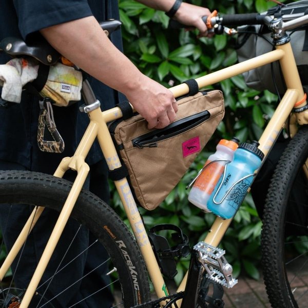 画像2: "Swift Industries" giddy up wedge frame bag (ecopak/coyote)  (2)