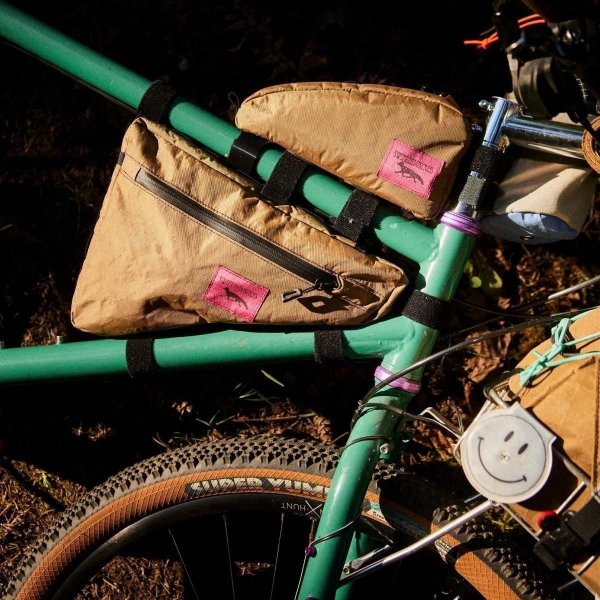 画像3: "Swift Industries" giddy up wedge frame bag (ecopak/coyote)  (3)